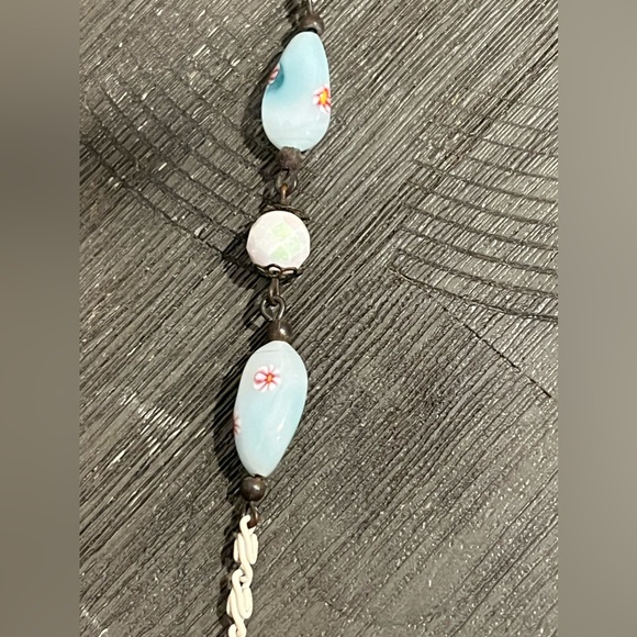 Vintage long white chain with blue long glass floral beads & AB white spacer - Picture 7 of 12